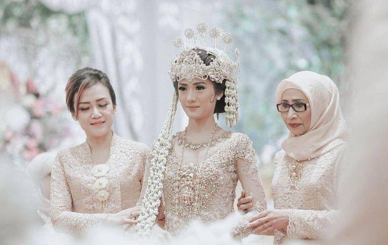 instagram.com/anissaaziza