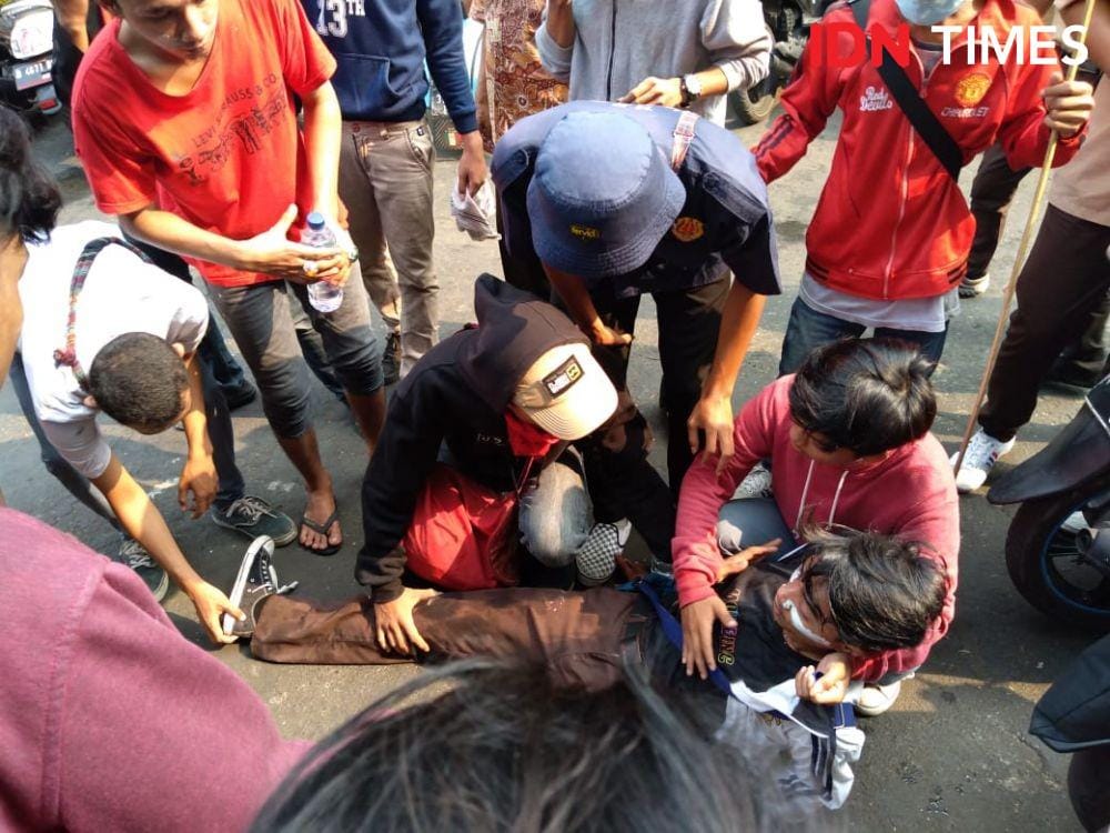 (Pelajar demonstrasi di dekat Gedung DPR RI) IDN Times/Lia Hutasoit