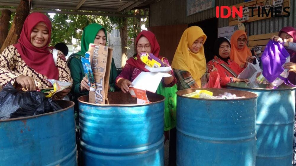 Ilustrasi pemanfaatan sampah pelastik (IDN Times/Oetoro Aji)