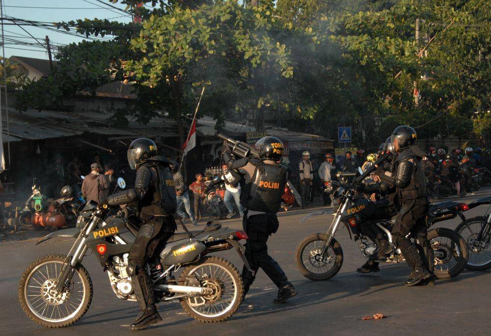 Polisi menembakkan gas air mata saat membubarkan paksa pengunjuk rasa di depan Kampus Universitas Hasanuddin Makassar, Sulawesi Selatan, Kamis (26/9) - ANTARA FOTO/Abriawan Abhe