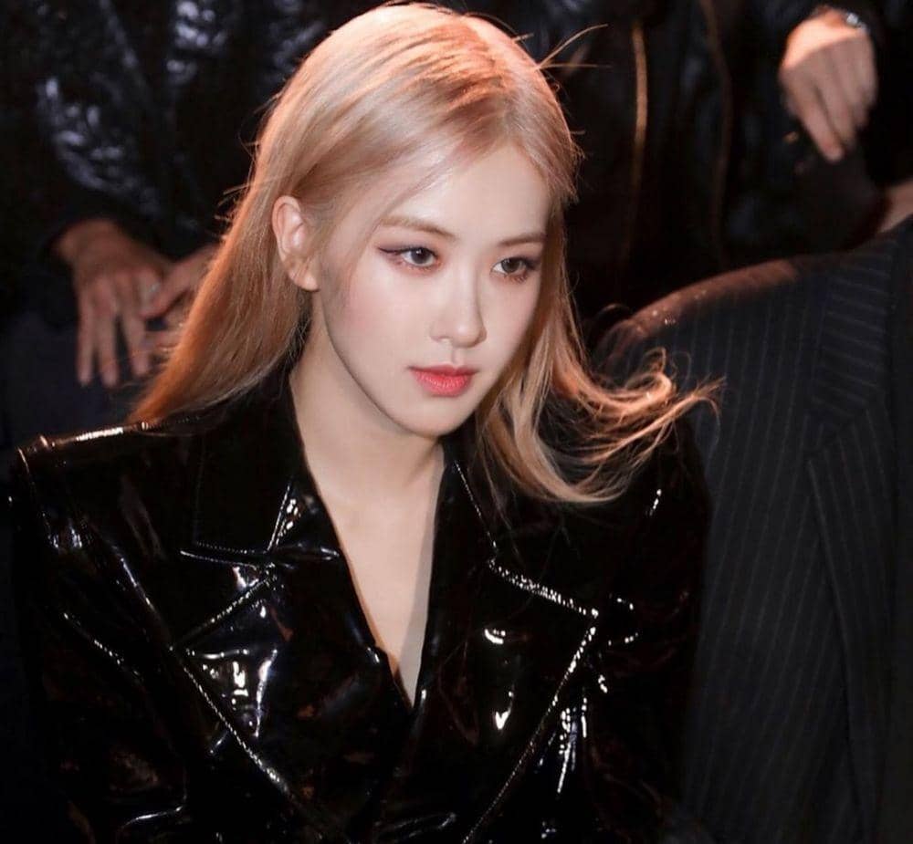 Serba Hitam, 10 Potret Memesona Rose BLACKPINK di Paris Fashion Week