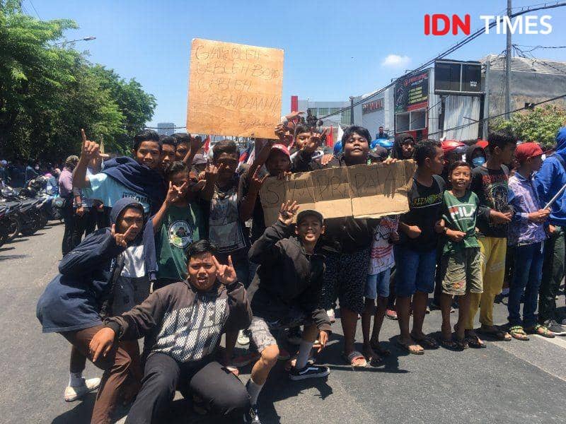 Sekelompok anak muda yang menyebut berasal dari STM Prapatan pada demonstrasi di depan gedung DPRD Provinsi Jawa Timur pada 26 September 2019. IDN Times/Rosa Folia