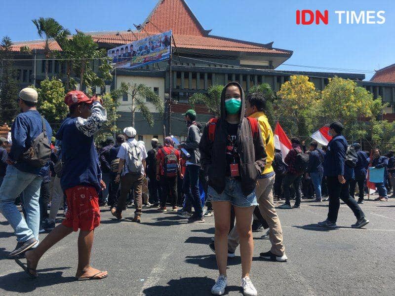 Saya sengaja memakai celana pendek saat meliput demonstrasi di depan gedung DPRD Provinsi Jawa Timur, Surabaya, pada 26 September 2019. IDN Times/Rosa Folia