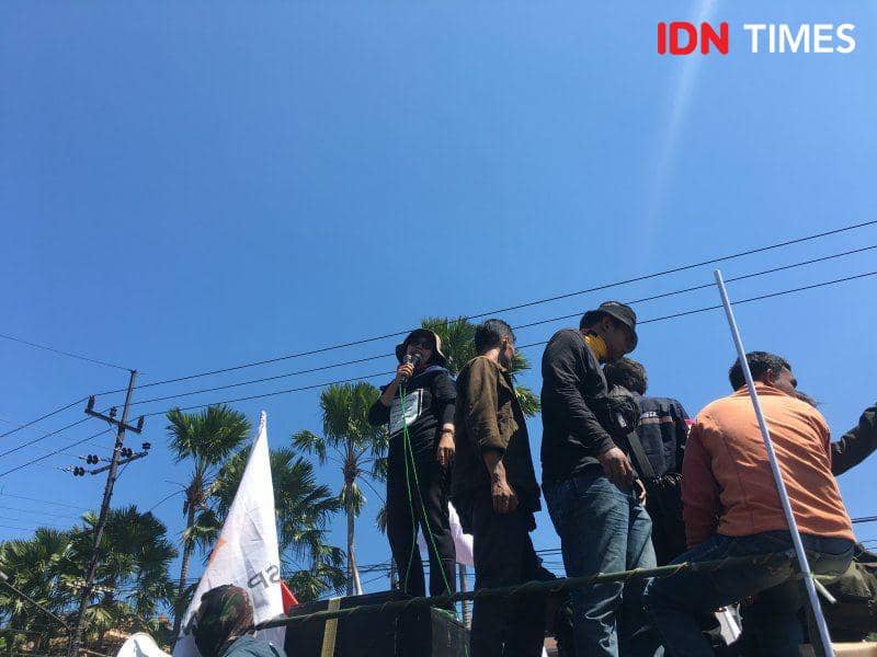 Palupi, Ketua Women's Crisis Center yang beralamat di Jombang, berorasi menuntut pengesahan RUU Penghapusan Kekerasan Seksual di depan gedung DPRD Provinsi Jawa Timur pada 26 September 2019. IDN Times/Rosa Folia