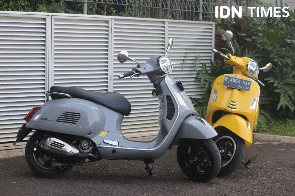 Ilustrasi orang tua belikan anak yang masih dibawah umur sepeda motor baru. IDN Times/Yohanes Nugroho