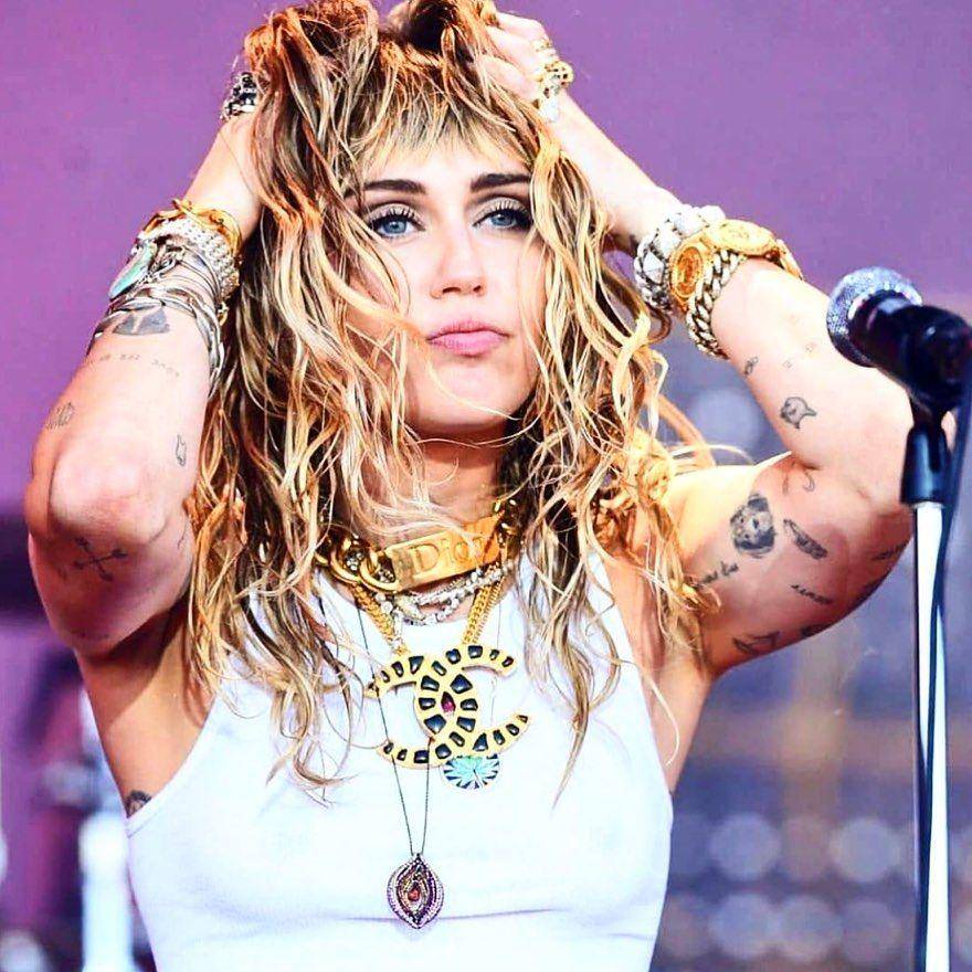 Miley Cyrus on stage