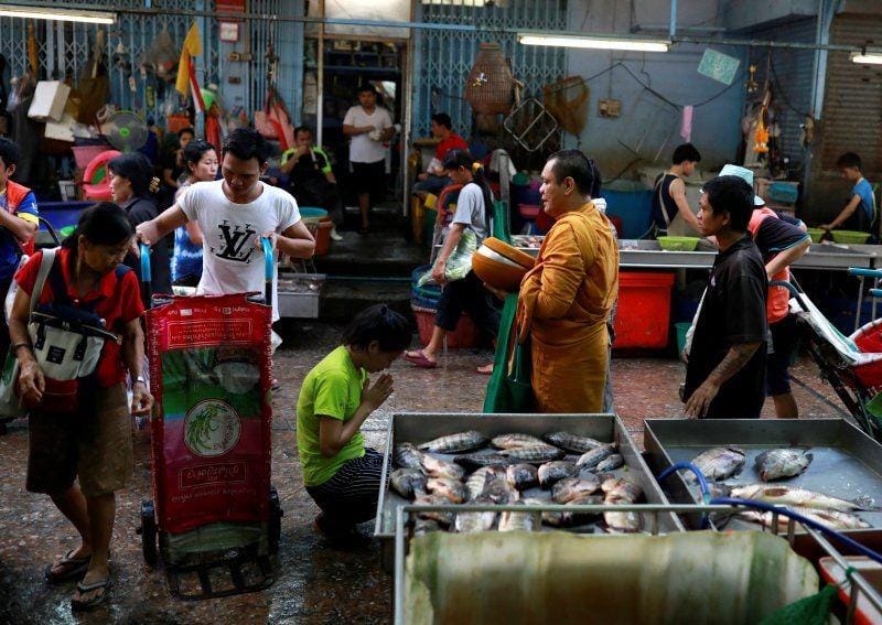 Seorang pendeta Buddha mengumpulkan sedekat di pasar segar Khlong Toei dalam jam-jam sibuk di Bangkok, Thailand, pada ANTARA FOTO/REUTERS/Soe Zeya Tun