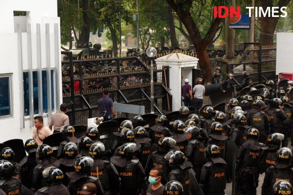 Kericuhan saat demo Revisi UU KPK dan RKUHP di Kantor DPRD Sumut (IDN Times/Prayugo Utomo)