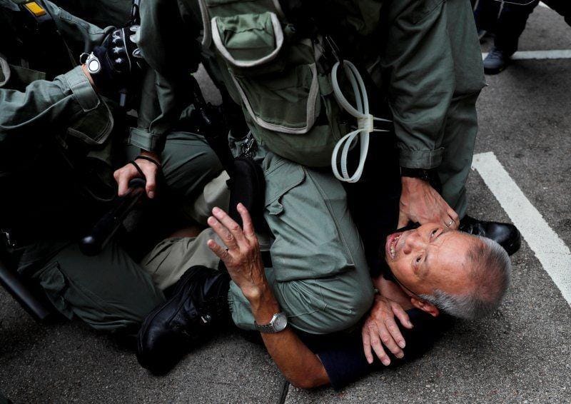 Pengunjuk rasa anti pemerintah ditahan saat berdemo di distrik Causeway Bay di Hong Kong pada 29 September 2019. ANTARA FOTO/REUTERS/Tyrone Siu