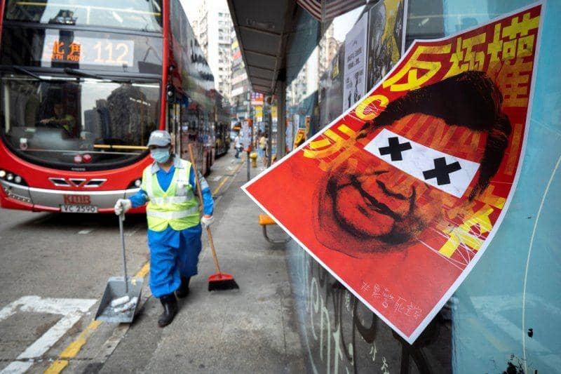 Poster yang menampilkan wajah Xi Jinping dalam nuansa penuh cemoohan menempel di salah satu titik di area Causeway Bay, Hong Kong, pada 30 September 2019. ANTARA FOTO/REUTERS/Athit Perawongmetha