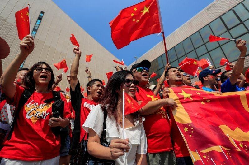 Pendukung China membawa bendera nasional China saat aksi di Pusat Kebudayaan Hong Kong di Hong Kong pada 29 September 2019. ANTARA FOTO/REUTERS/Jorge Silva