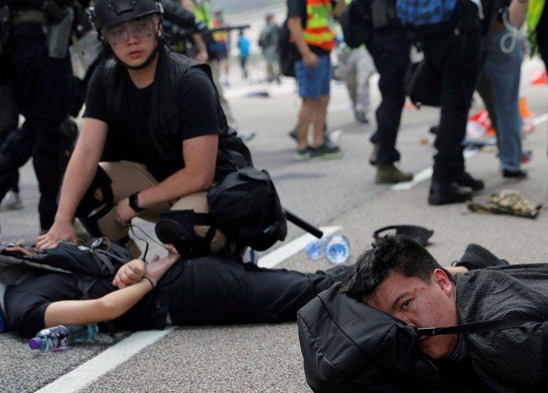 Polisi anti huru hara menahan pengunjuk rasa anti pemerintah saat berdemo di distrik Admiralty, Hong Kong pada 29 September 2019. ANTARA FOTO/REUTERS/Susana Vera