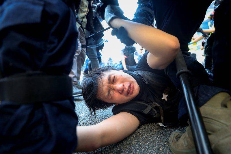Seorang pengunjuk rasa anti-pemerintah ditahan saat reli di Hong Kong pada 29 September 2019. ANTARA FOTO?REUTERS/Jorge Silva