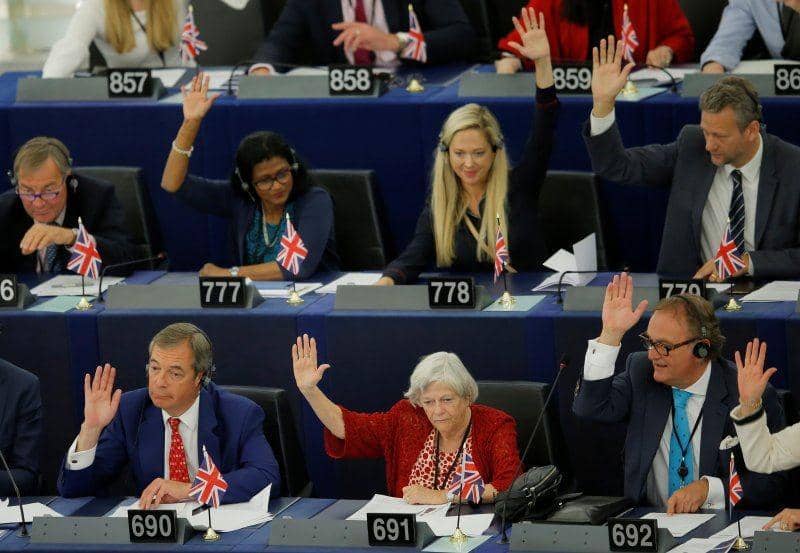 Ketua Partai Brexit Nigel Farage dan anggota partai Ann Widdecombe mengikuti sesi pemungutan suara mengenai Brexit di Parlemen Eropa di Strasbourg, Prancis, pada 18 September 2019. ANTARA FOTO/REUTERS/Vincent Kessler