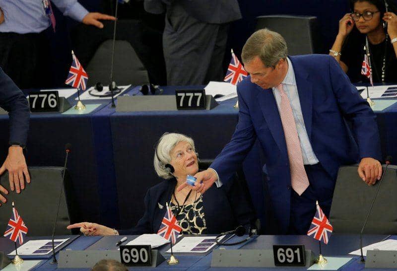 Pemimpin Partai Brexit Nigel Farage dan anggota Partai Brexit Ann Widdecombe tiba untuk menghadiri sesi pengambilan suara di Parlemen Eropa di Strasbourg, Prancis, pada 17 September 2019. ANTARA FOTO/REUTERS/Vincent Kessle