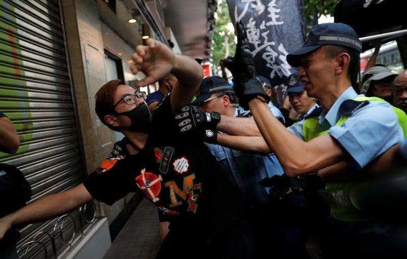 Polisi bertikai dengan demonstran pro-Tiongkok saat pengunjuk rasa anti pemerintah beraksi di distrik Wan Chai, Hong Kong, pada 1 Oktober 2019. ANTARA FOTO/REUTERS/Susana Vera
