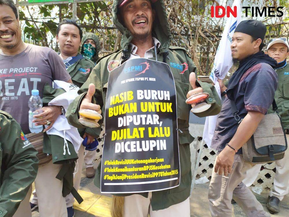 Para buruh berdemo soal revisi UU Ketenagakerjaan (IDN Times/Aldzah Aditya)