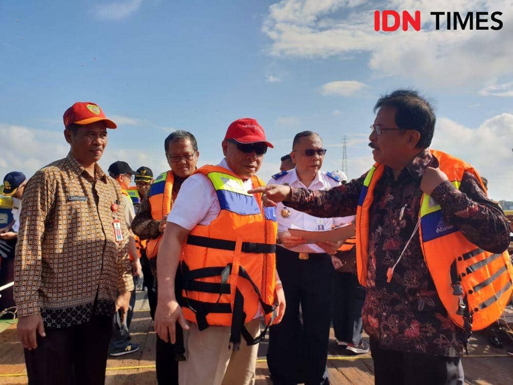 Gubernur Kalimantan timur Isran Noor (tengah) meninjau Jembatan Pulau Balang yang akan menghubungkan Balikpapan dan Penajam, calon Ibu Kota baru Indonesia -  IDN Times/Uni Lubis
