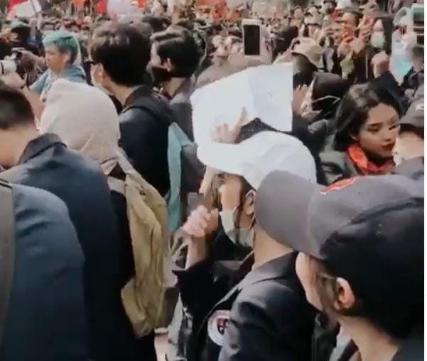 Instagram/@rachelvennya