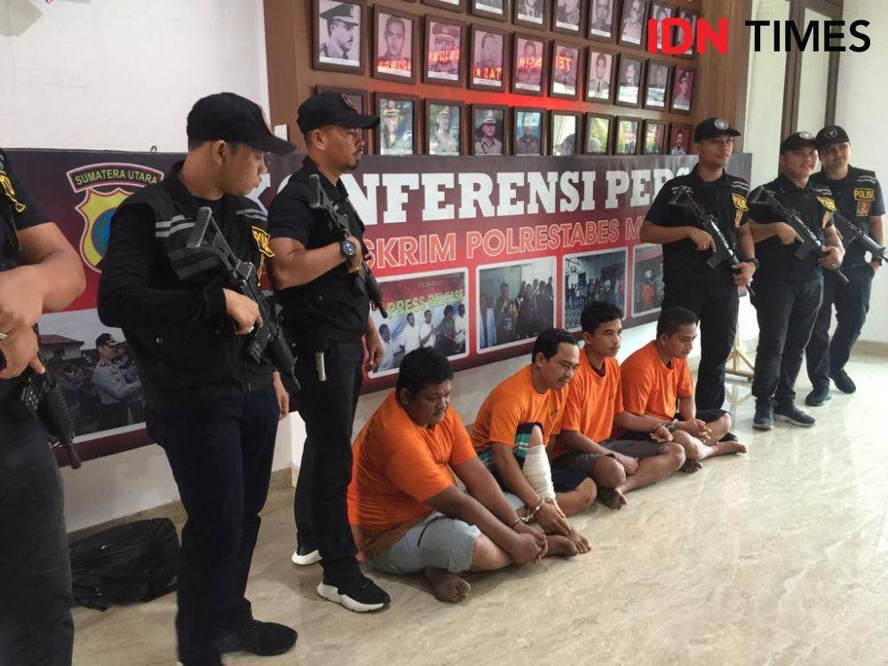 Para tersangka pencurian uang di parkiran Kantor Gubernur Sumut (IDN Times/Prayugo Utomo)