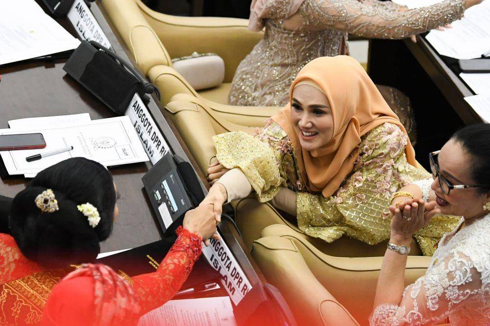 Mulan Jameela (memakai hijab). (ANTARA FOTO/M Risyal Hidayat)