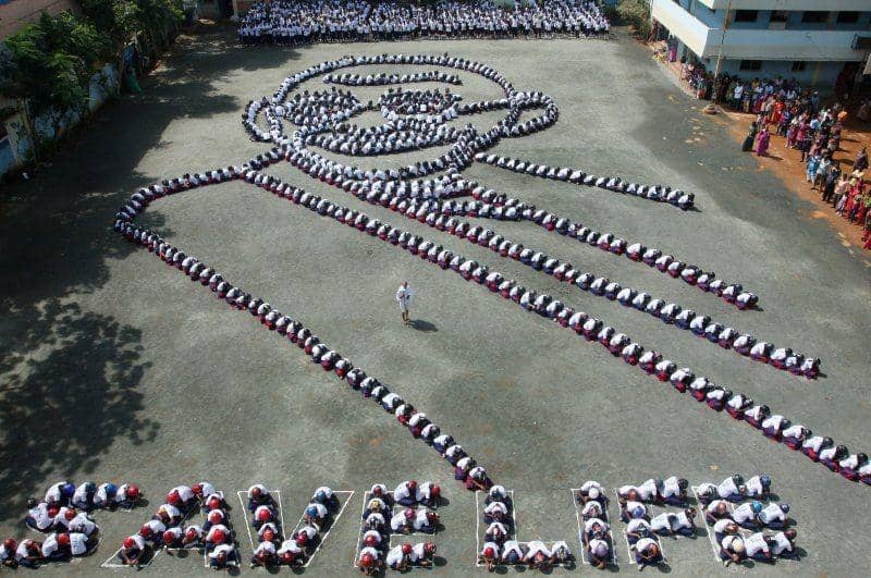 Pelajar memakai helm membuat formasi mirip Mahatma Gandhi saat mereka berpartisipasi dalam sebuah acara memperingati 150 tahun kelahiran Gandhi dan untuk menciptakan kesadaran untuk keamanan lalu lintas, di sebuah sekolah di Chennai, India, pada 30 September 2019. ANTARA FOTO/REUTERS/P. Ravikumar