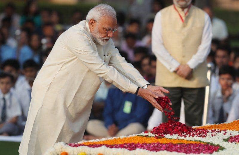 Perdana Menteri India Narendra Modi memberikan penghormatan di tugu peringatan Mahatma Gandhi pada hari ulang tahun ke 150 Gandhi di Rajghat, India, pada 2 Oktober 2019. ANTARA FOTO/REUTERS/Adnan Abidi