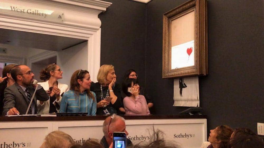 Momen ketika karya Banksy, The Girl and Balloon, dicabik dari piguranya saat proses lelang berlangsung di Sotheby's, London, Inggris, pada 6 Oktober 2018. instagram.com/banksy