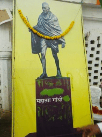 Potret Gandhi yang sudah dirusak oleh sekelompok orang. ABC News