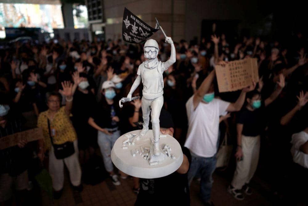 Patung seorang pengunjuk rasa anti-pemerintah Hong Kong didirikan saat warga berkumpul di Gedung Pengadilan West Kowloon sebagai bentuk dukungan kepada 96 pengunjuk rasa anti-pemerintah yang ditahan beberapa hari lalu di Hong Kong. Foto diambil pada 2 September 2019. ANTARA FOTO/REUTERS/Athit Perawongmetha