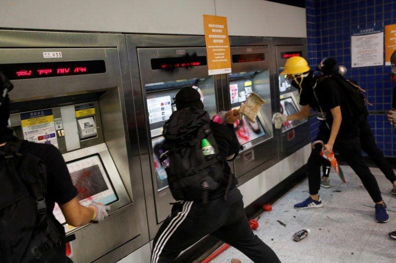 Pengunjuk rasa anti-pemerintah menghancurkan mesin tiket di Stasiun Tai Wai, saat demonstrasi pada Hari Nasional Tiongkok di Hong Kong pada 1 Oktober 2019. ANTARA FOTO/REUTERS/Jorge Silva