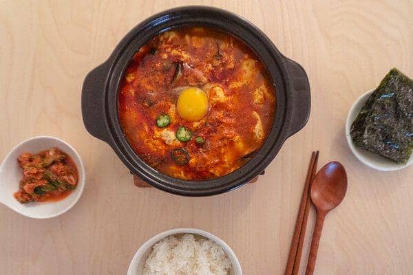 chopsticksandflour.com