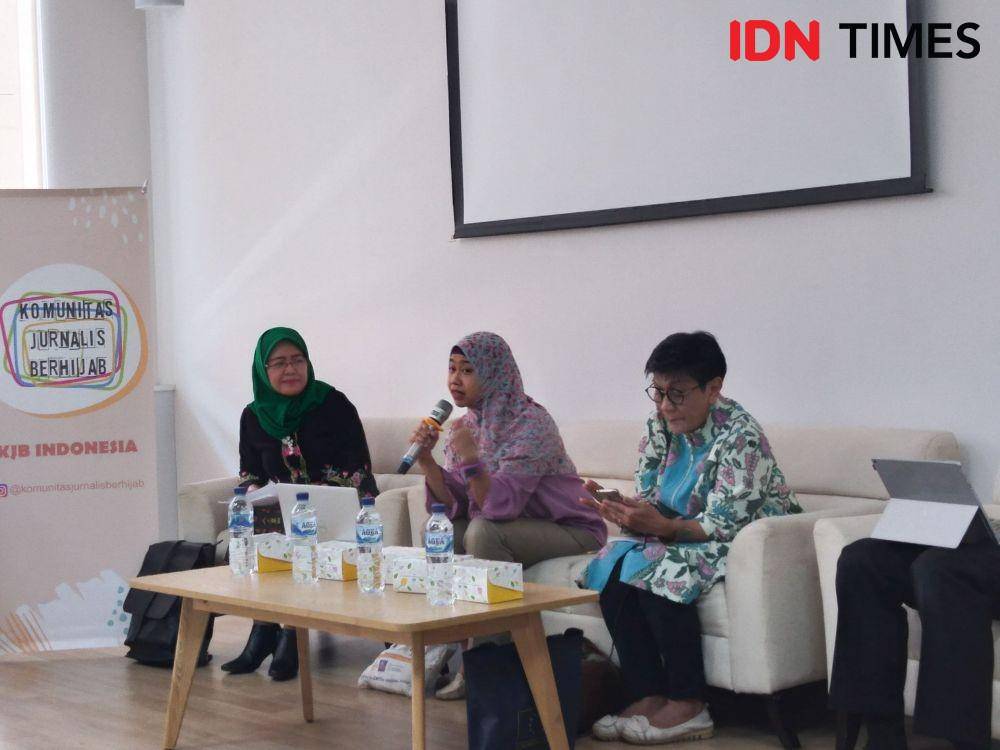 (Aktivis Komunitas PerEMPUan, Rika Rosvianti (tengah)) IDN Times/Lia Hutasoit