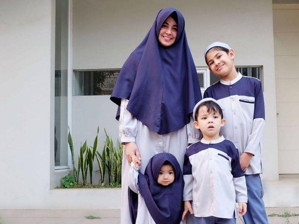 Kompak Banget, Ini 11 Potret Manis Risty Tagor Bareng Ketiga Buah Hati