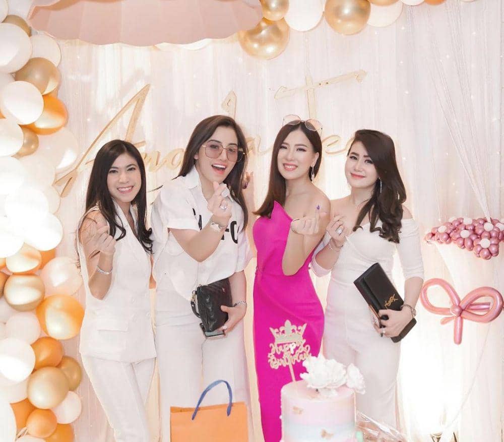 instagram.com/angela.tee