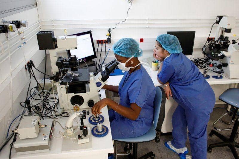 Teknisi medis menyuntikkan sperma langsung ke sel telur pada prosedur fertilisasi in vitro (IVF) yang disebut Injeksi Sperma Intracytoplasmic (ICS) di Laboratorium Biologi Reproduksi CECOS Rumah Sakit Tenon di Paris, Prancis, pada 19 September 2019. ANTARA FOTO/REUTERS/Benoit Tessier