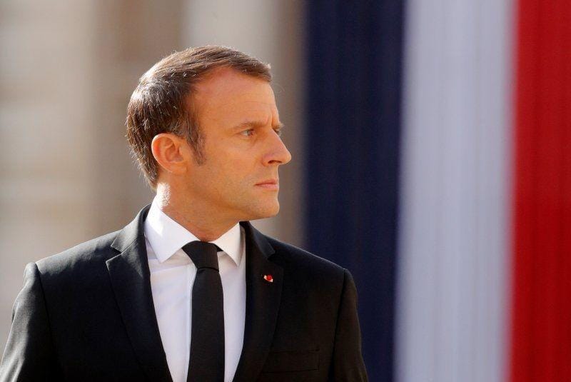 Presiden Prancis Emmanuel Macron menghadiri upacara penghormatan pemakaman militer untuk mantan presiden Prancis Jacques Chirac di Hotel des Invalides saat hari berkabung nasional di Paris, Prancis, pada 30 September 2019. ANTARA FOTO/REUTERS/Philippe Wojazer/Pool
