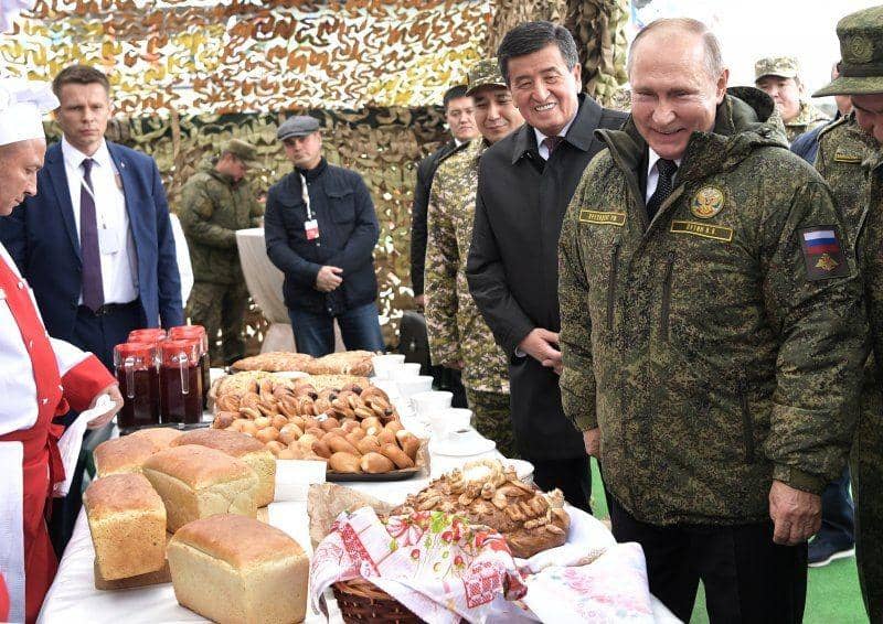 Presiden Rusia Vladimir Putin dan Presiden Kyrgyzstan Sooronbay Jeenbekov tertawa sambil menikmati makanan ringan di lapangan tembak Donguz di Daerah Orenburg, Rusia, pada 20 September 2019. ANTARA FOTO/Sputnik/Alexei Nikolsky/Kremlin via REUTERS
