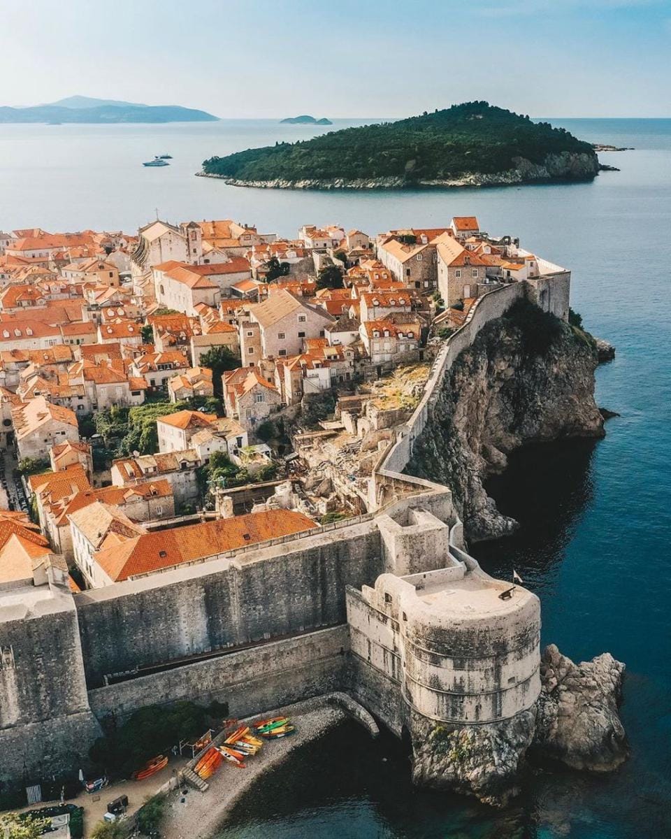 instagram.com/theminimalistbackpack