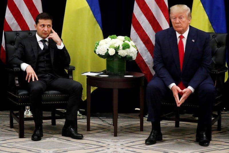 Presiden Ukraina Volodymyr Zelenskiy mendengarkan keterangan saat pertemuan bilateral dengan Presiden Amerika Serikat Donald Trump di sela agenda sidang Majelis Umum PBB ke-74 (UNGA) di Kota New York, New York, Amerika Serikat, pada 25 September 2019. ANTARA FOTO/REUTERS/Jonathan Ernst