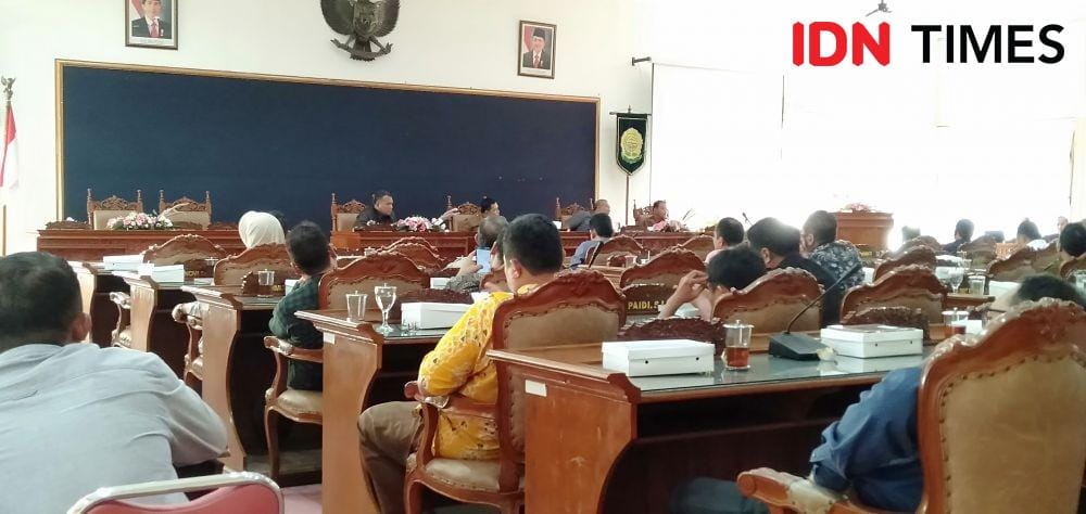 Ilustrasi anggota DPRD ikuti sidang paripurna. IDN Times/Daruwaskita