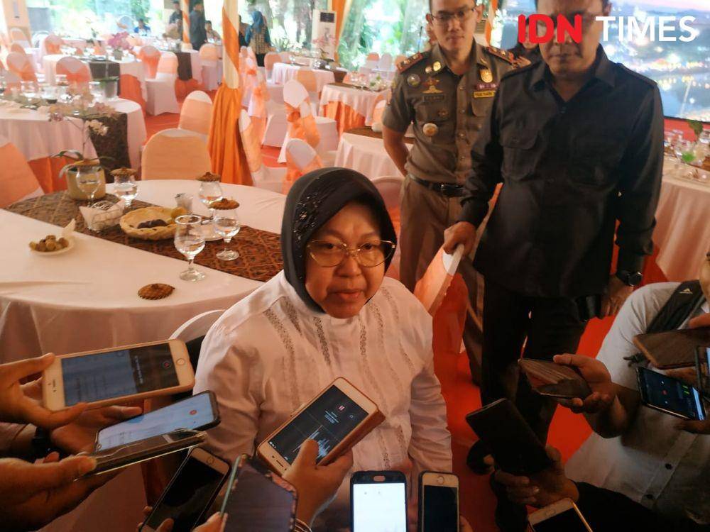 Wali Kota Surabaya, Tri Risma saat diwawancarai jurnalis. IDN Times/Fitria Madia