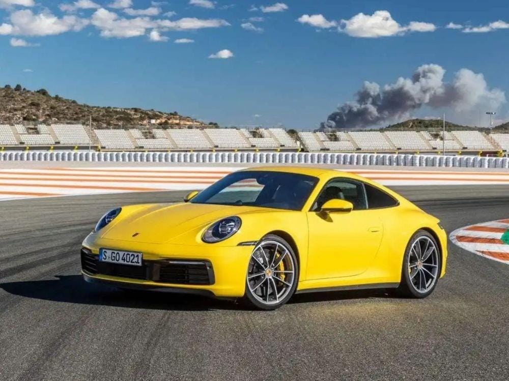 (Ilustrasi porsche warna kuning 911 Carrera) www.kbb.com