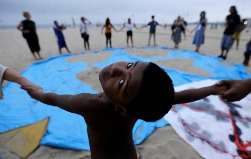 Seorang anak dan aktivis perubahan iklim menghadiri protes 'Extinction Rebellion' di pantai Copacabana di Rio de Janeiro, Brazil, pada 7 Oktober 2019. ANTARA FOTO/REUTERS/Sergio Moraes
