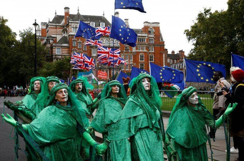 Aktivis perubahan iklim berdemo di depan Rumah Parlemen, di London, Inggris, pada 8 Oktober 2019. ANTARA FOTO/REUTERS/Henry Nicholls