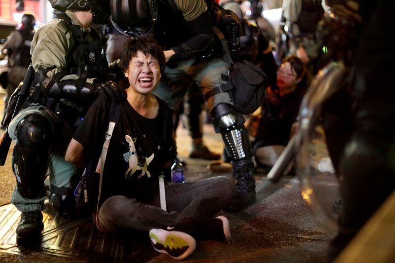 Polisi huru-hara menangkap seorang pria saat protes anti-pemerintah di depan sebuah kantor polisi di distrik Mong Kok, Hong Kong, pada 7 Oktober 2019. ANTARA FOTO/REUTERS/Jorge Silva