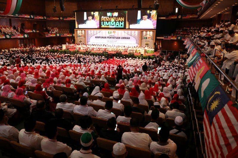 Anggota Organisasi Nasional Melayu Bersatu (UMNO) dan Partai Islam Se-Malaysia (PAS) berkumpul pada Ummah Unity Gathering di Kuala Lumpur, Malaysia, pada 14 September 2019. ANTARA FOTO/REUTERS/Lim Huey Teng