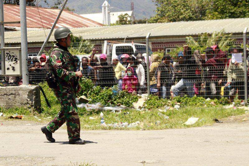 Prajurit TNI melakukan patroli keamanan di Wamena, Papua, pada 30 September 2019. ANTARA FOTO/Iwan Adisaputra