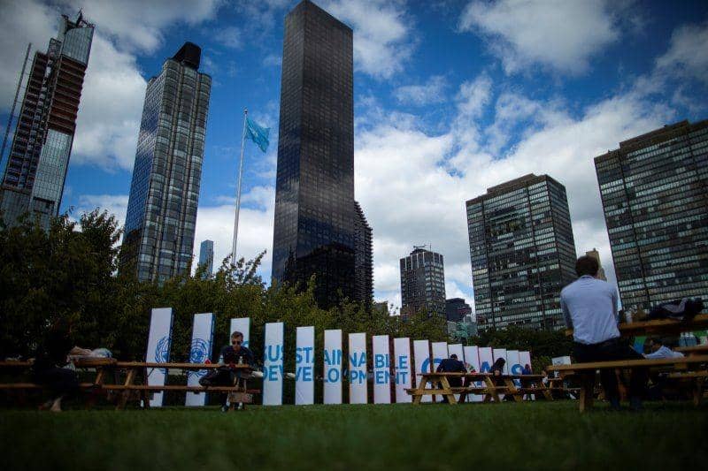 Warga bersantai di luar ruangan di halaman kantor pusat PBB saat Sidang Umum PBB ke-74 di New York City, New York, Amerika Serikat, pada 24 September 2019. ANTARA FOTO/REUTERS/Eduardo Munoz