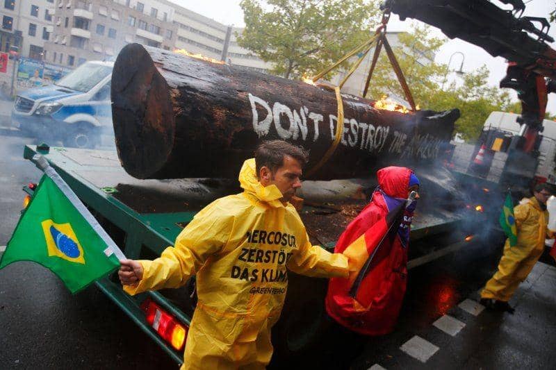 Aktivis Greenpeace berdemonstrasi di luar sebuah gedung yang menampung lembaga-lembaga ekonomi Jerman di Berlin, Jerman, pada 30 September 2019. ANTARA FOTO/REUTERS/Hannibal Hanschke